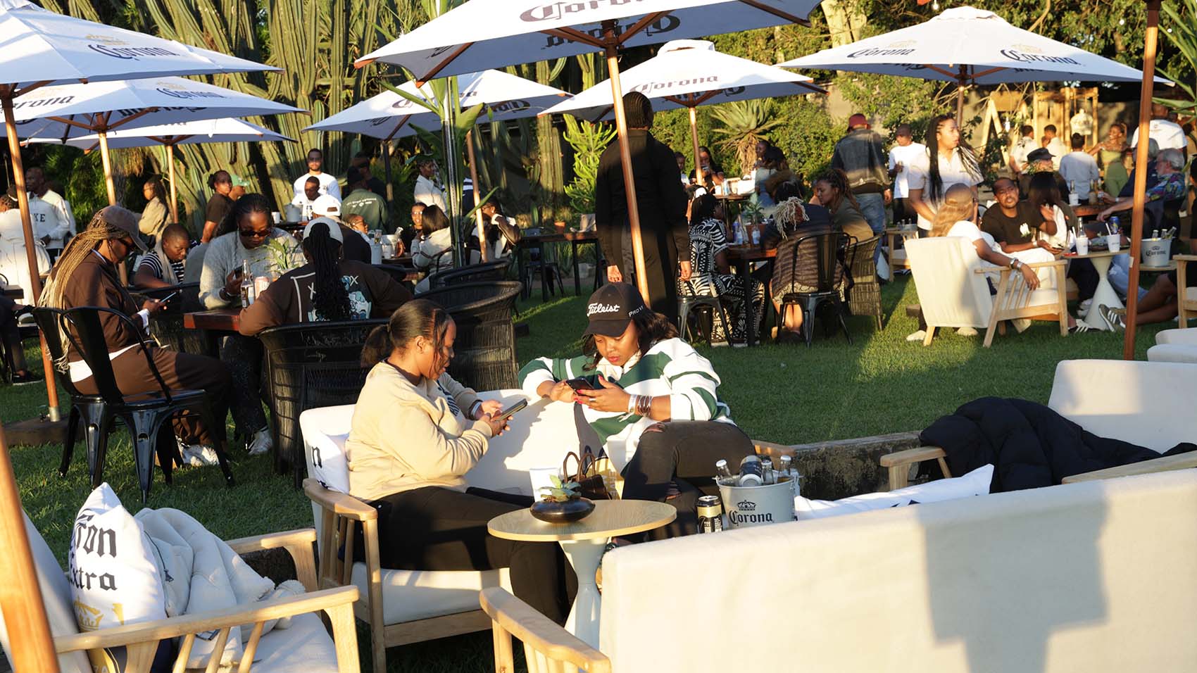 Friends and families fully immersed themselves to the Sunset Concert enjoying the music, drinks and the energy around while observing the sunset. 